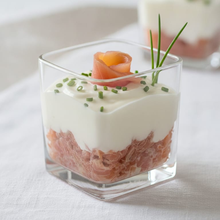 Verrine au saumon fumé, crème et ciboulette