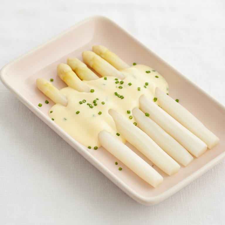 White asparagus, chive cream