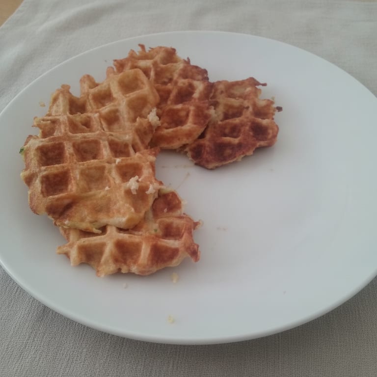 Gaufres à la courgette, emmental et lardons