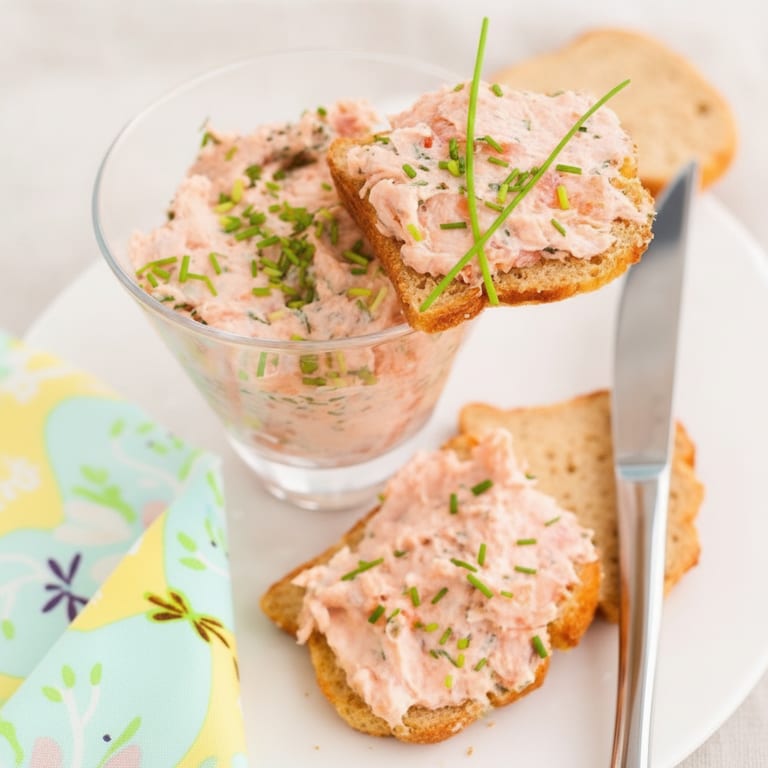 Rillettes de saumon et crème fraiche