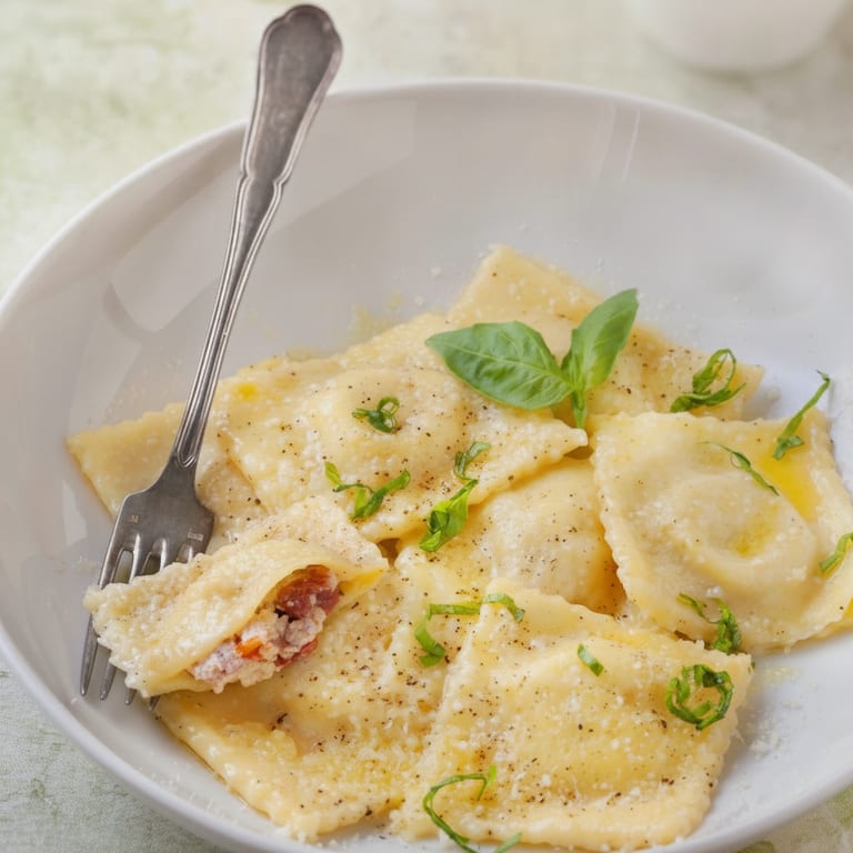 Ravioli aux tomates séchées, ricotta et jambon italien