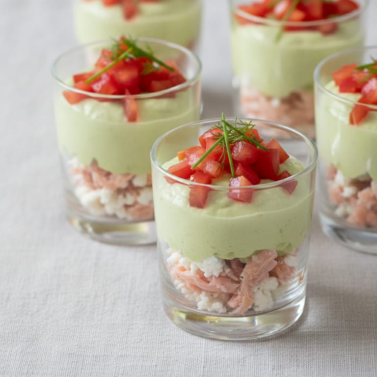 Petits verres d'avocat au saumon et à la feta