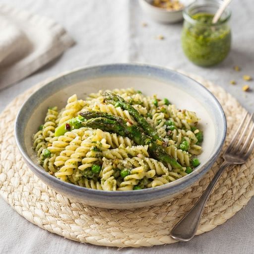 Salade de pâtes aux asperges, petits pois et parmesan