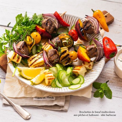 Multicolored beef skewers with peaches and halloumi - barbecue idea