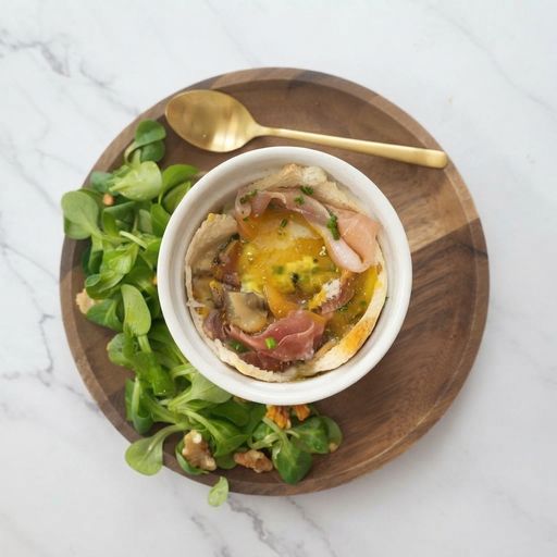 Oeuf cocotte nid de pain échalote champignons jambon